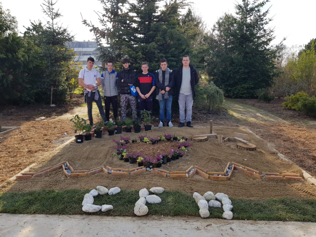 Parterre paysagé sur le thème du coeur réalisé par les élèves du CFA Horticole, Laon (Picardie)