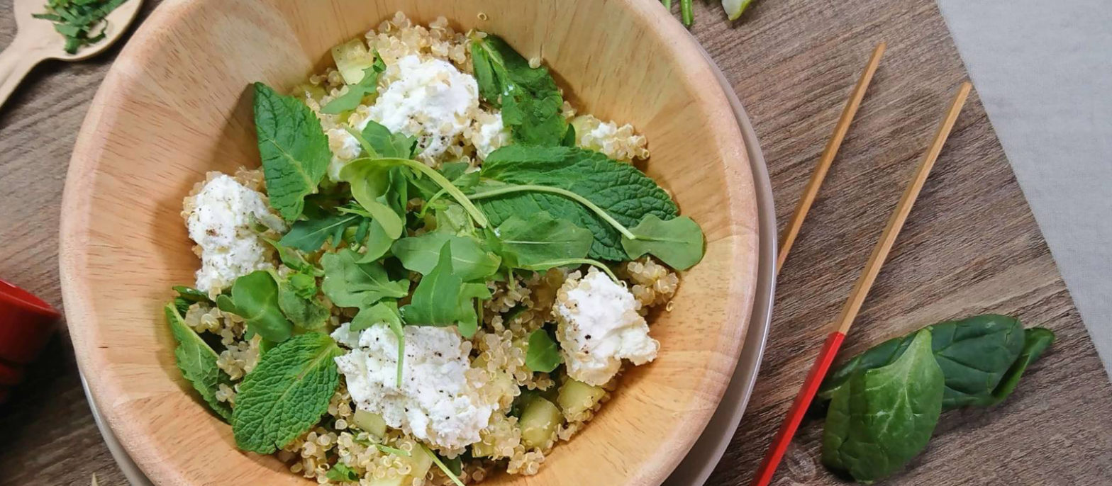 Salade de quinoa, roquette, concombre et chèvre frais